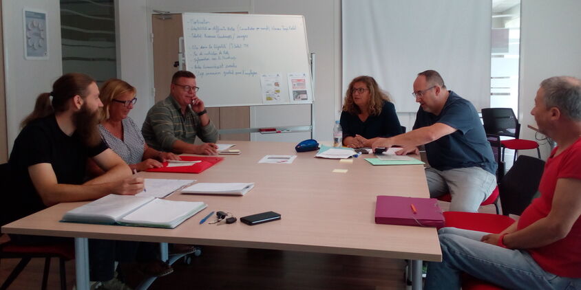 6 personnes autour d'une table